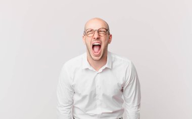 Kel adam agresif bir şekilde bağırıyor, çok kızgın, sinirli, öfkeli ya da sinirli görünüyor, hayır