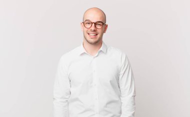 Kel adam mutlu ve hoş bir şekilde şaşırmış görünüyor. Büyülenmiş ve şok olmuş bir ifadeyle heyecanlanıyor.