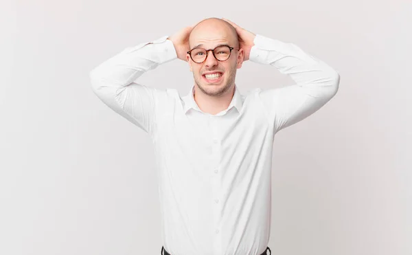 Careca Sentindo Estressado Preocupado Ansioso Assustado Com Mãos Cabeça Entrando — Fotografia de Stock