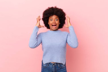 Afro siyah kadın elleri havada bağırıyor, öfkeli, sinirli, stresli ve üzgün.