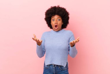 Afro siyah kadın aşırı derecede şok olmuş ve şaşırmış, endişeli ve paniklemiş hissediyor, stresli ve dehşete kapılmış bir bakışla