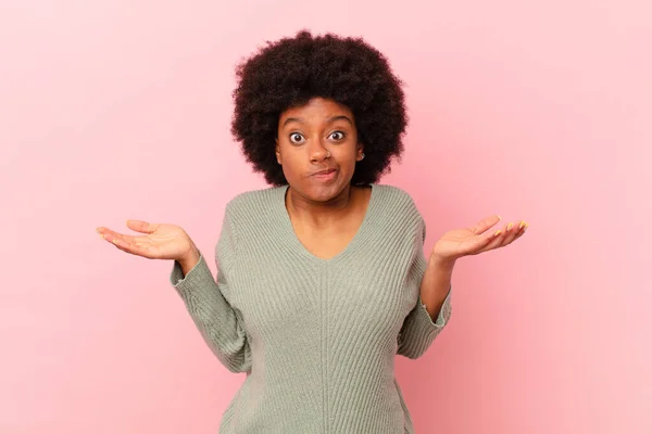 Afro Schwarze Frau Die Sich Verwirrt Und Verwirrt Fühlt Zweifelt — Stockfoto