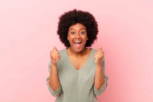 Afro Czarny Kobieta Czuje Się Wstrząśnięty Podekscytowany Szczęśliwy Śmiejąc Się — Zdjęcie stockowe