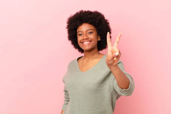 Afro Mulher Negra Sorrindo Olhando Feliz Despreocupado Positivo Gesticulando Vitória — Fotografia de Stock