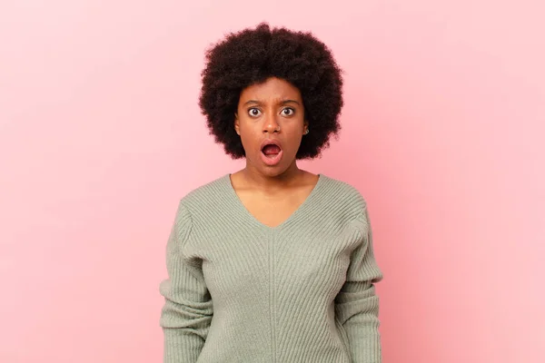 Afro Negro Mujer Buscando Muy Sorprendido Sorprendido Mirando Con Boca —  Fotos de Stock