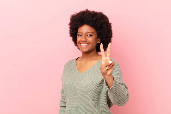 Afro Mulher Negra Sorrindo Olhando Amigável Mostrando Número Dois Segundo — Fotografia de Stock