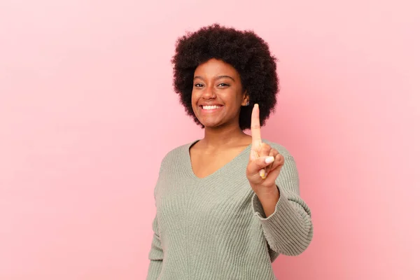 Afro Siyah Kadın Gülümsüyor Arkadaş Canlısı Görünüyor Bir Numarayı Gösteriyor — Stok fotoğraf