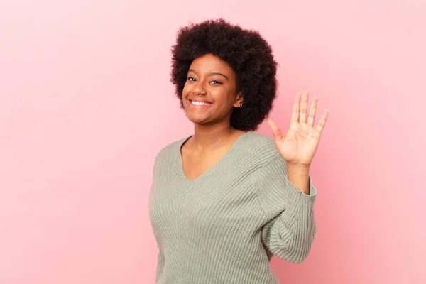 Afro Donna Nera Sorridente Felicemente Allegramente Agitando Mano Accogliendo Salutando — Foto Stock