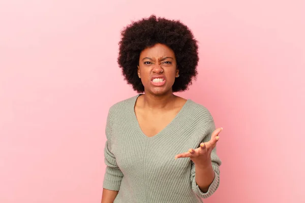 Afro Schwarze Frau Sieht Wütend Genervt Und Frustriert Schreiend Wtf — Stockfoto