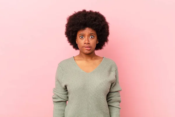 Afro Schwarze Frau Sieht Verwirrt Und Verwirrt Aus Beißt Lippe — Stockfoto
