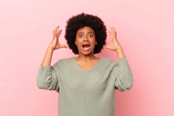 Mujer Negra Afro Gritando Con Las Manos Alto Sintiéndose Furiosa —  Fotos de Stock