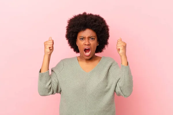 Afro Negro Mujer Gritando Agresivamente Con Una Expresión Enojo Con —  Fotos de Stock