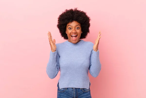 Afro Mulher Negra Sentindo Feliz Animado Surpreso Chocado Sorrindo Surpreso — Fotografia de Stock