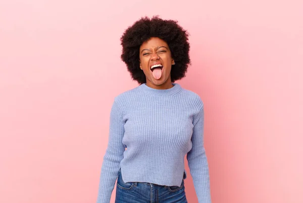 Afro Preto Mulher Com Alegre Despreocupado Rebelde Atitude Brincando Furando — Fotografia de Stock