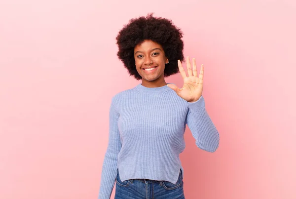 Mujer Negra Afro Sonriendo Mirando Amigable Mostrando Número Cinco Quinto — Foto de Stock