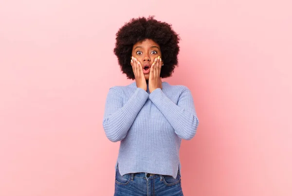 Afro Negro Mujer Sintiéndose Sorprendido Asustado Mirando Aterrorizado Con Boca —  Fotos de Stock