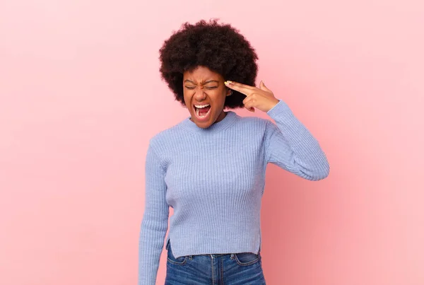 Afro Mulher Negra Olhando Infeliz Estressado Gesto Suicida Fazendo Sinal — Fotografia de Stock