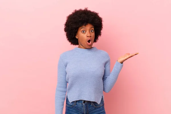 Afro Preto Mulher Olhando Surpreendido Chocado Com Maxilar Caiu Segurando — Fotografia de Stock