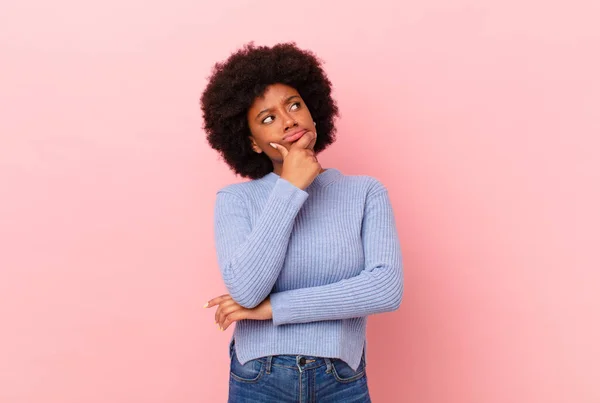 Afro Donna Nera Pensare Sensazione Dubbia Confusa Con Diverse Opzioni — Foto Stock
