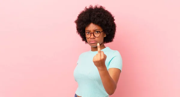 Afro Czarny Kobieta Uczucie Wściekły Zirytowany Buntowniczy Agresywny Pstryknięcie Środkowy — Zdjęcie stockowe