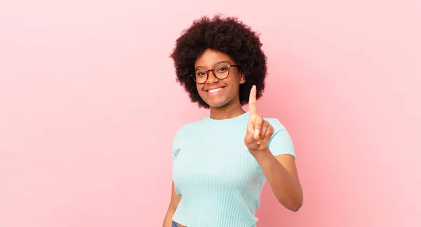 Afro Zwarte Vrouw Glimlachend Zoek Vriendelijk Tonen Nummer Een Eerste — Stockfoto