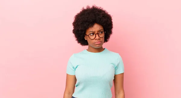 Afro Schwarze Frau Fühlt Sich Traurig Verärgert Oder Wütend Und — Stockfoto