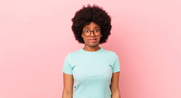 Afro Mujer Negra Mirando Perpleja Confundida Mordiendo Labio Con Gesto — Foto de Stock