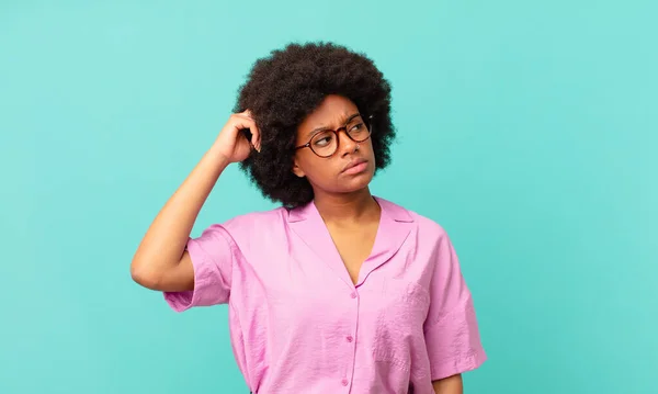 Afro Svart Kvinna Känsla Förbryllad Och Förvirrad Klia Huvudet Och — Stockfoto