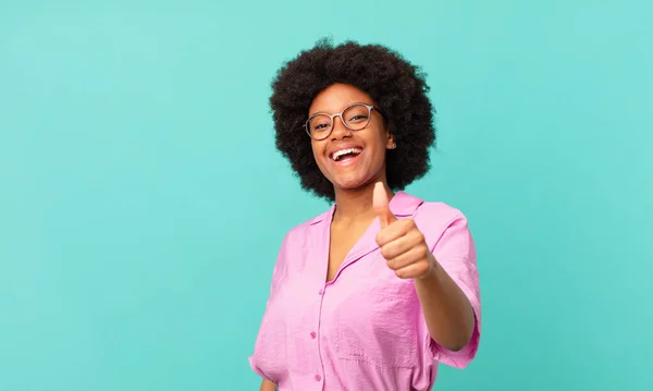 Afro Zwarte Vrouw Gevoel Trots Zorgeloos Zelfverzekerd Gelukkig Positief Glimlachen — Stockfoto