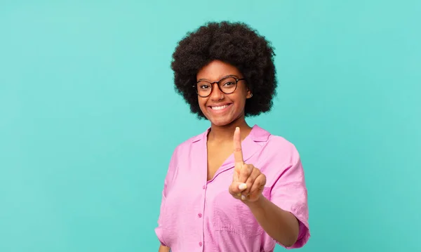 Afro Zwarte Vrouw Glimlachend Trots Vol Vertrouwen Maken Nummer Een — Stockfoto