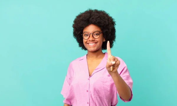 Afro Zwarte Vrouw Glimlachend Zoek Vriendelijk Tonen Nummer Een Eerste — Stockfoto