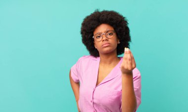 Afro siyah kadın kapiş ya da para hareketi yapıyor, sana borçlarını ödemeni söylüyor.!