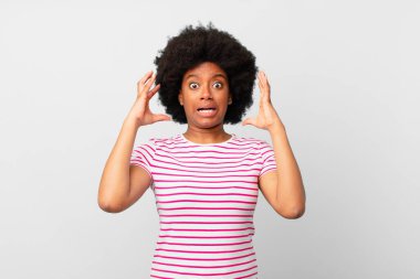 Afro siyah kadın elleri havada bağırıyor, öfkeli, sinirli, stresli ve üzgün.