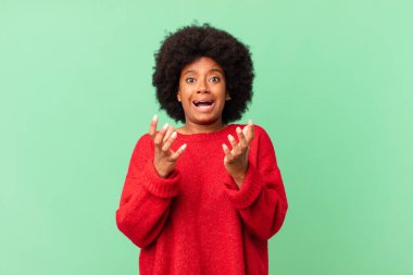 Afro siyah kadın umutsuz ve sinirli görünüyor, stresli, mutsuz ve sinirli, bağırıyor ve çığlık atıyor.