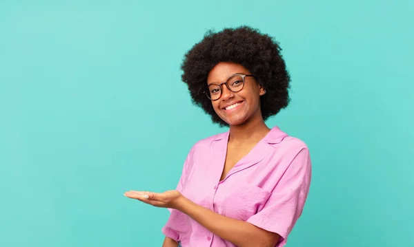 Afro Mujer Negra Sonriendo Alegremente Sintiéndose Feliz Mostrando Concepto Espacio —  Fotos de Stock