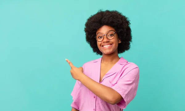 Afro Schwarze Frau Sieht Aufgeregt Und Überrascht Aus Und Zeigt — Stockfoto