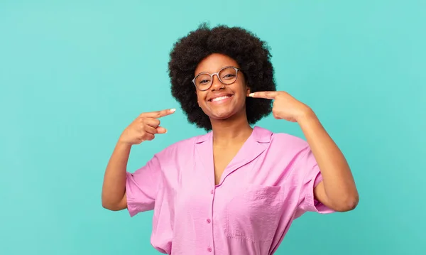 Afro Zwarte Vrouw Glimlachend Zelfverzekerd Wijzend Naar Eigen Brede Glimlach — Stockfoto