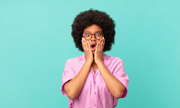 Afro Negro Mujer Sintiéndose Sorprendido Asustado Mirando Aterrorizado Con Boca —  Fotos de Stock