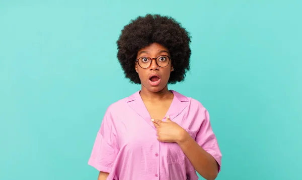 Afro Zwarte Vrouw Kijken Geschokt Verrast Met Mond Wijd Open — Stockfoto