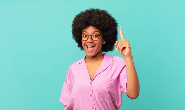 Afro Zwarte Vrouw Gevoel Als Een Gelukkig Opgewonden Genie Het — Stockfoto