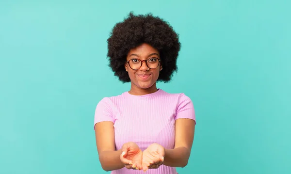 Afro Mujer Negra Sonriendo Felizmente Con Mirada Amistosa Segura Positiva — Foto de Stock