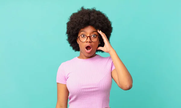 Afro Negro Mujer Buscando Feliz Asombrado Sorprendido Sonriendo Realizando Increíbles —  Fotos de Stock