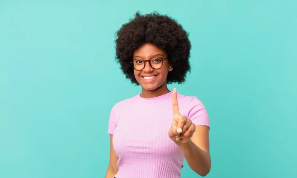 Afro Zwarte Vrouw Glimlachend Trots Vol Vertrouwen Maken Nummer Een — Stockfoto