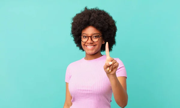 Afro Zwarte Vrouw Glimlachend Zoek Vriendelijk Tonen Nummer Een Eerste — Stockfoto