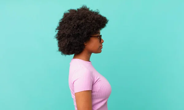Afro Schwarze Frau Auf Profil Ansicht Sucht Raum Voraus Kopieren — Stockfoto