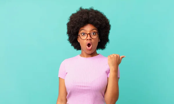 Afro Zwarte Vrouw Kijken Verbaasd Ongeloof Wijzen Naar Object Zijkant — Stockfoto