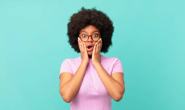 Afro Negro Mujer Sintiéndose Sorprendido Asustado Mirando Aterrorizado Con Boca —  Fotos de Stock