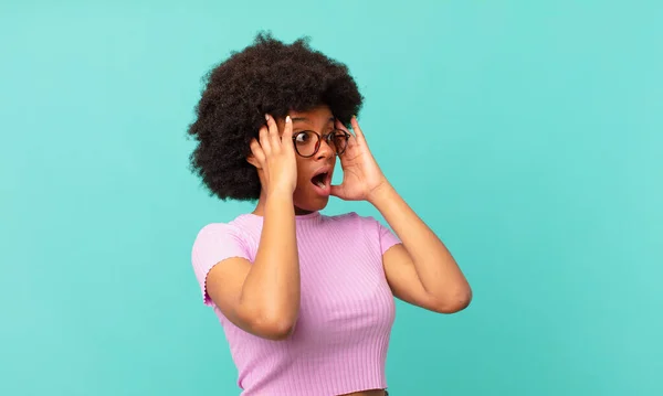 Afro Mujer Negra Sintiéndose Feliz Excitada Sorprendida Mirando Lado Con —  Fotos de Stock