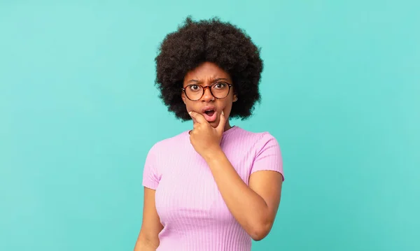 Afro Schwarze Frau Mit Weit Geöffnetem Mund Und Augen Und — Stockfoto