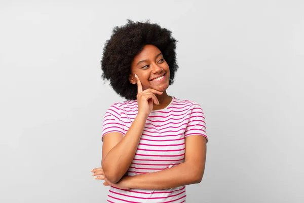 Afro Siyah Kadın Mutlu Bir Şekilde Gülümsüyor Hayal Kuruyor Şüphe — Stok fotoğraf